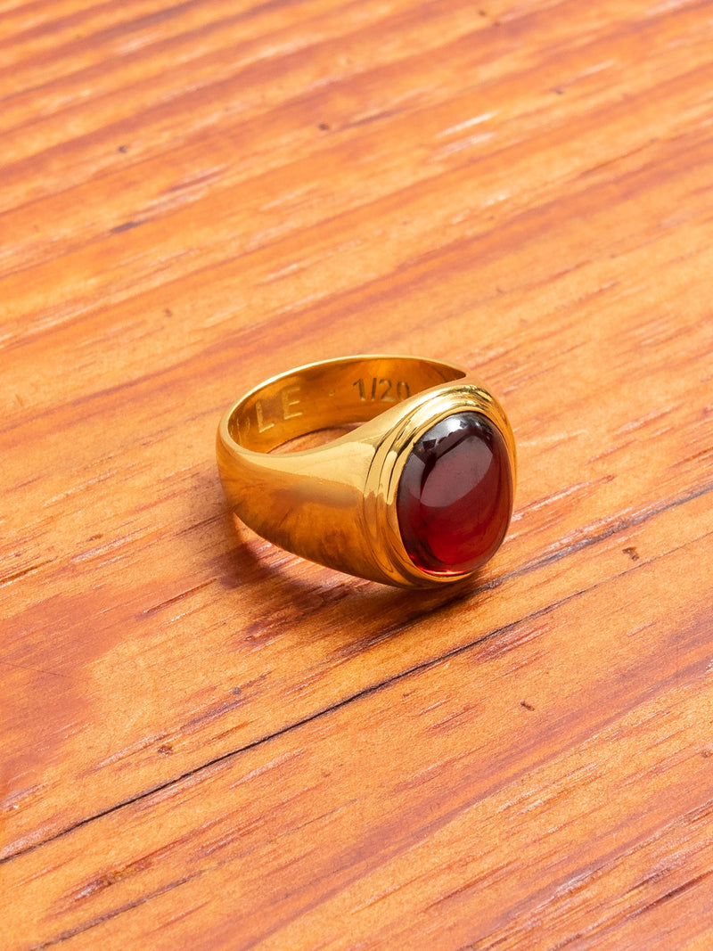 Tommy Signet Ring in Gold/Red Garnet